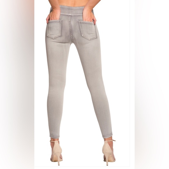 Great Condition Light Wash Skinny Jeans With Power Stretch Fabric Size 4 - Picture 2 of 6